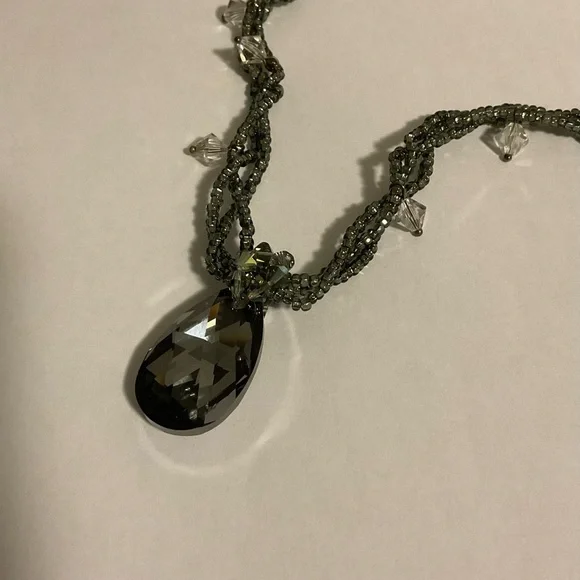 Elegant Swarovski teardrop pendant Beaded Necklace - Picture 2 of 4